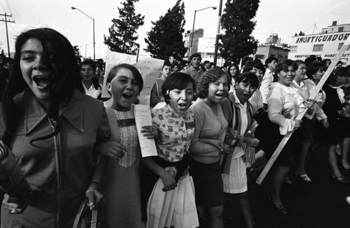 Marcha en 1968. Los jóvenes de ahora no vivieron los peores tiempos del autoritarismo político priista. Foto de Pedro Meyer, tomada de www.pedromeyer.com